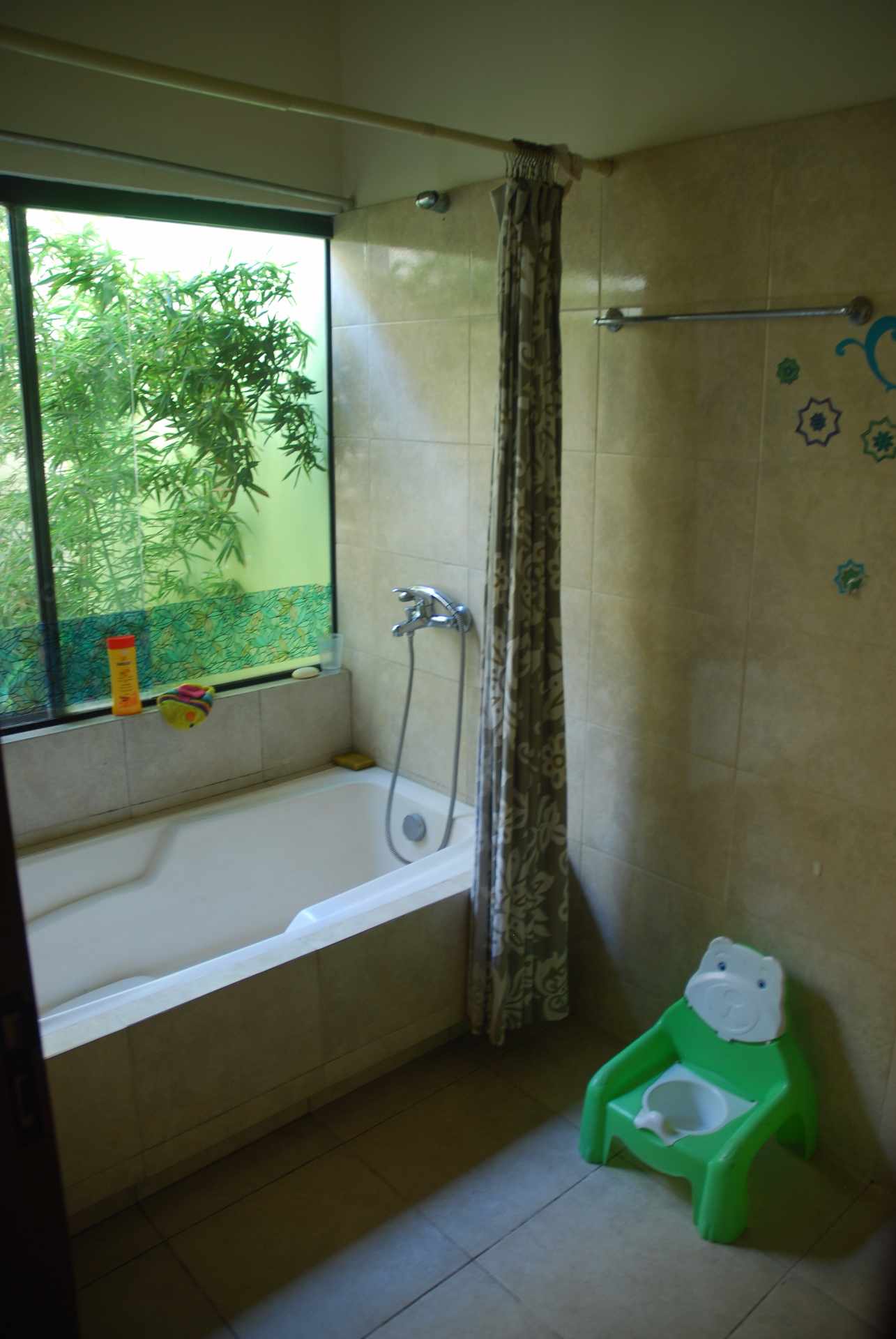 Casa en Entre 4to y 5to anillo Oeste en Santa Cruz de la Sierra 4 dormitorios 2 baños 2 parqueos Foto 2