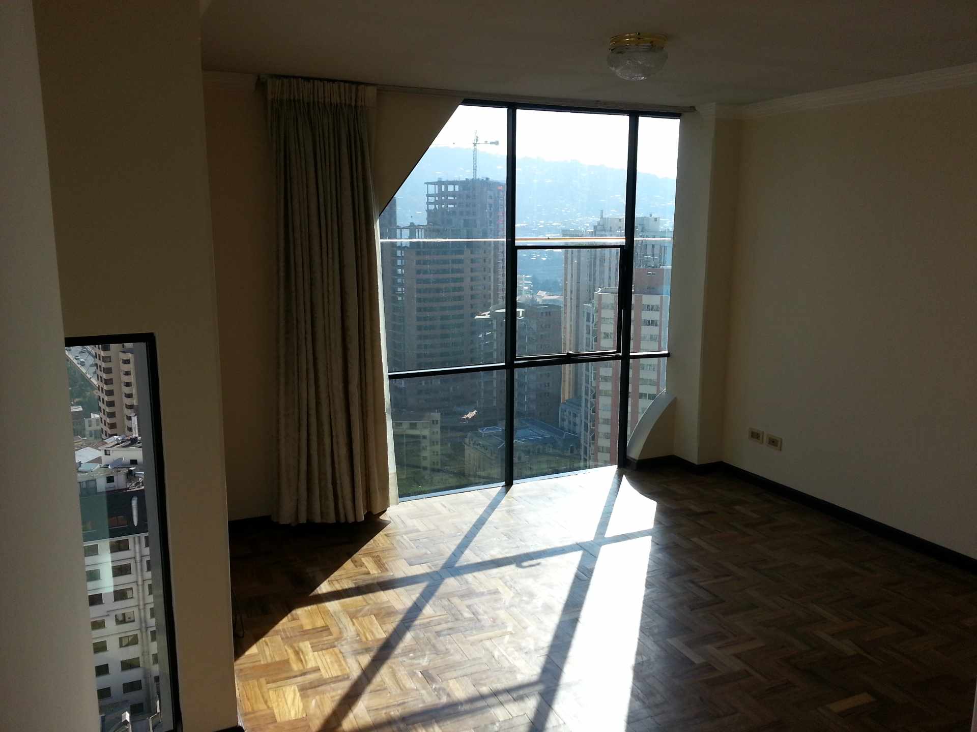 Departamento en VentaEdif. Los Jardines, Av. 6 de Agosto (entre Belisario Salinas y Pedro Salazar) Foto 12