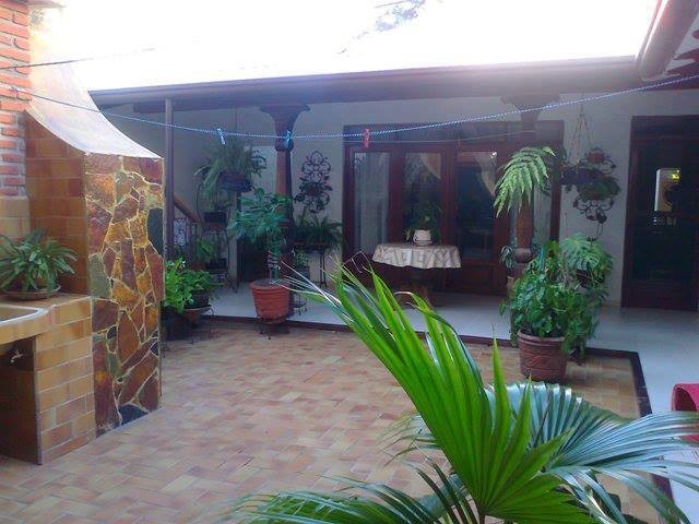 Casa en Barrio Urbari en Santa Cruz de la Sierra 5 dormitorios 4 baños 3 parqueos Foto 2