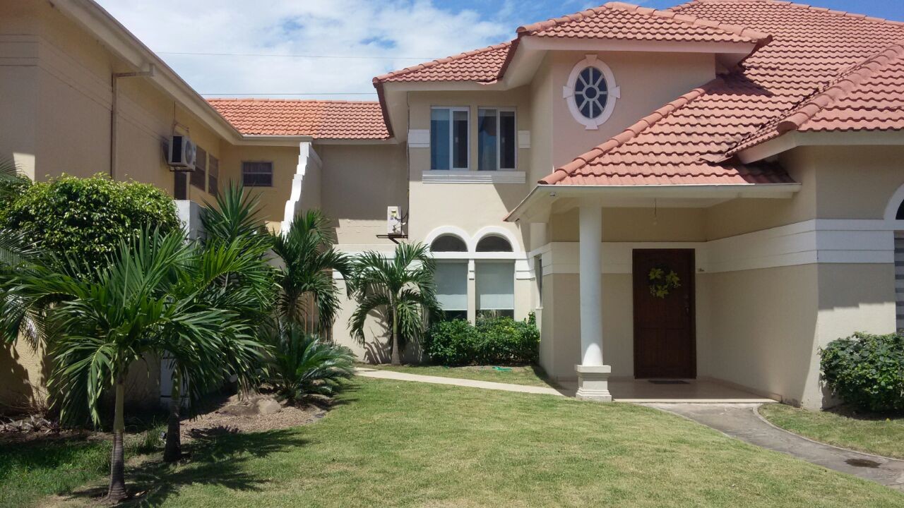 Casa en Las Palmas en Santa Cruz de la Sierra 5 dormitorios 5 baños  Foto 2