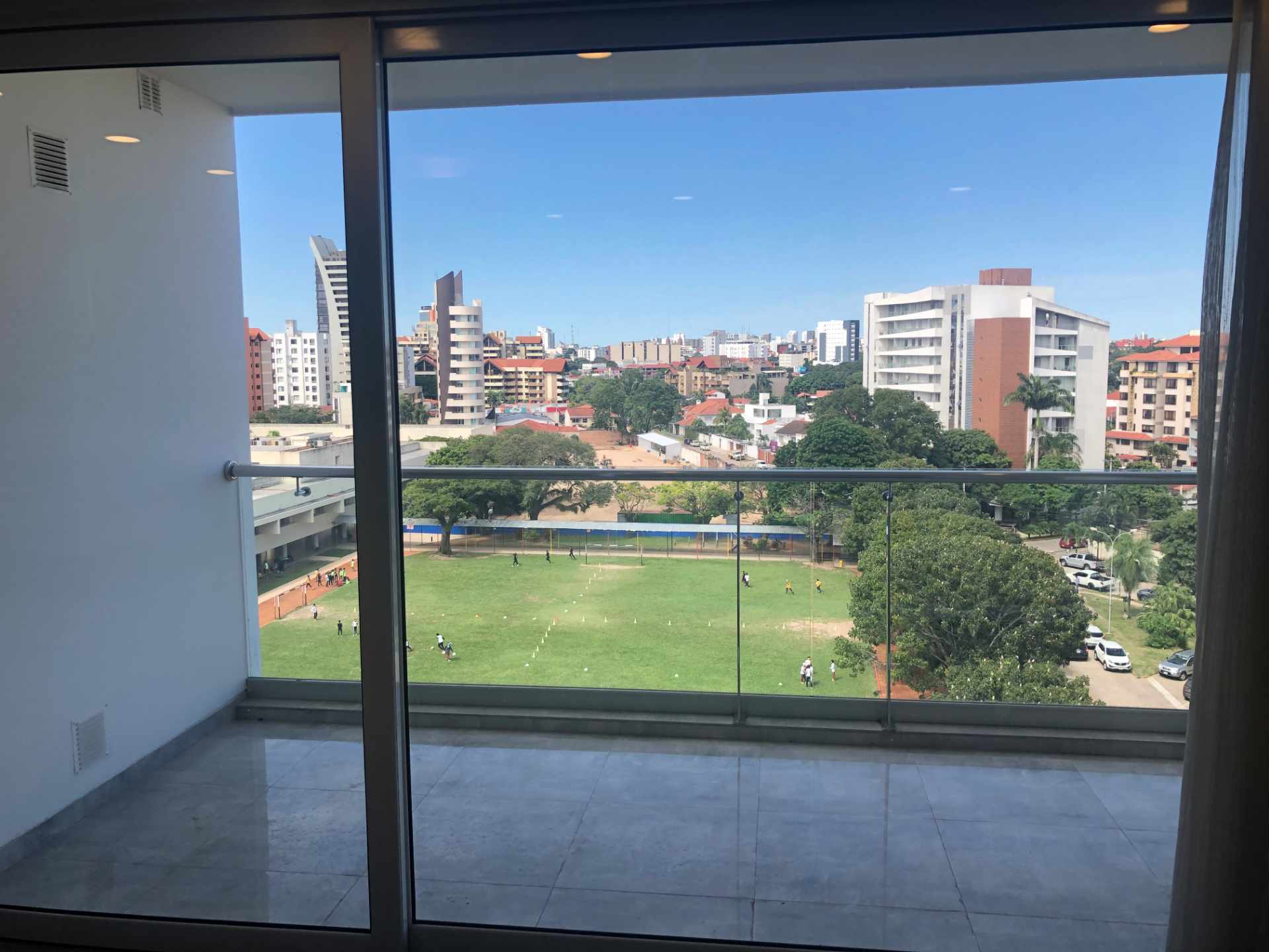 Departamento Condominio Condado 4 [Equipetrol, a lado del Colegio Alemán], Departamento a estrenar de lujo en alquiler de 2 suites + 1 parqueo techado. [1000$us., expensas incluidas] Foto 5