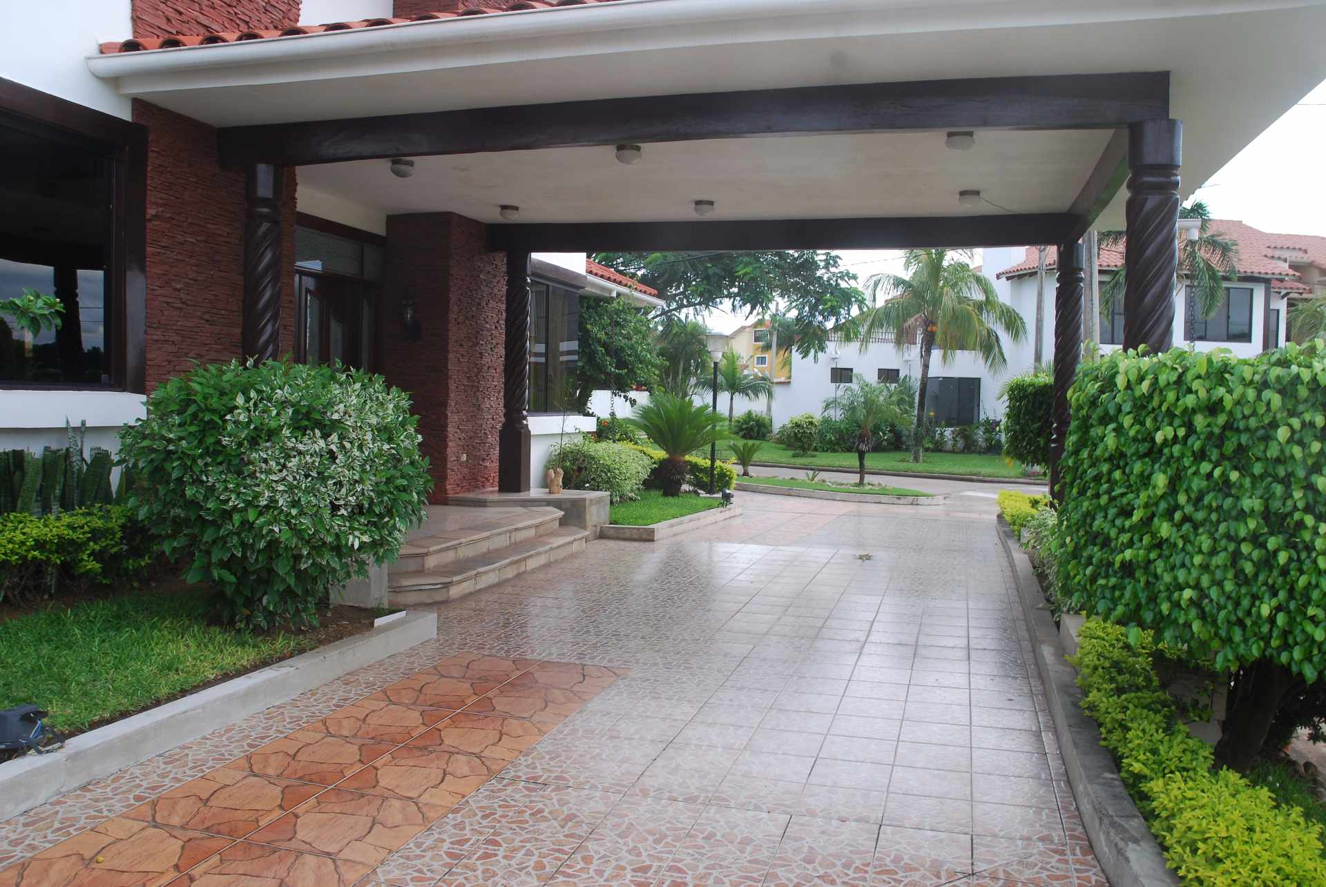 Casa en Venta Cerca km 8,5 Avenida Banzer, 8vo Anillo. 6 dormitorios 8 baños 7 parqueos Foto 6