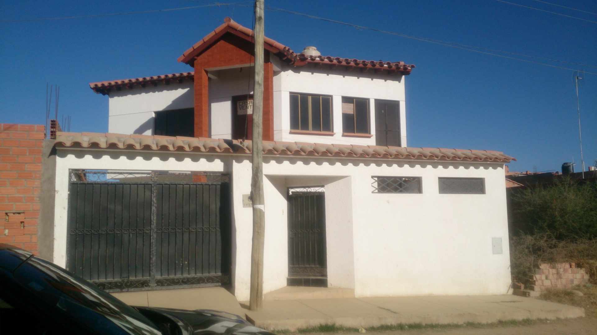 Casa en Barrio El Constructor en Tarija 3 dormitorios 4 baños 2 parqueos Foto 2
