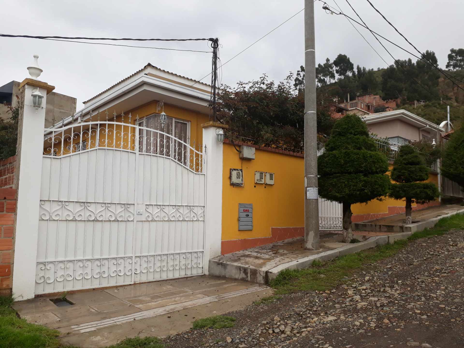 Casa en Achumani en La Paz 4 dormitorios 2 baños 2 parqueos Foto 1