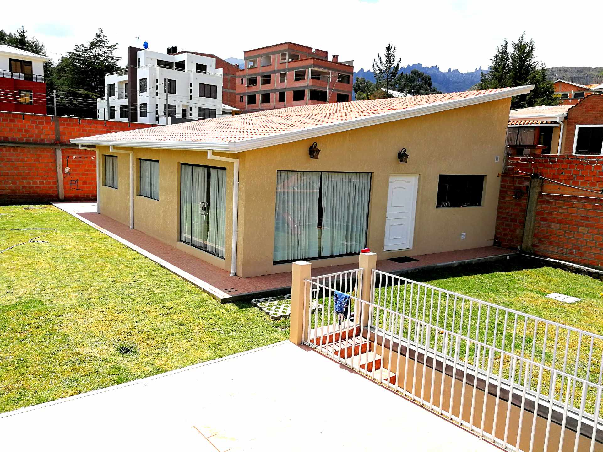 Casa en Calacoto en La Paz 3 dormitorios 3 baños 2 parqueos Foto 1
