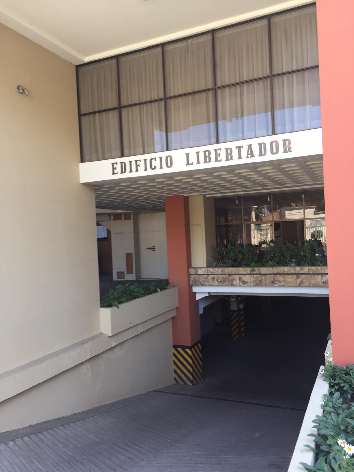 Departamento en VentaCalle Tarija ed. Libertador zona Cala cala  3 dormitorios 4 baños 1 parqueos Foto 4