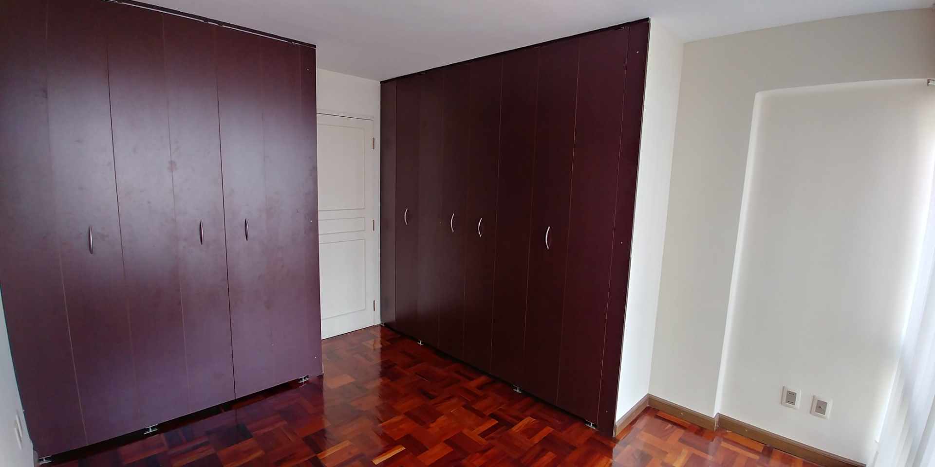 Departamento en Los Pinos en La Paz 4 dormitorios 3 baños  Foto 2