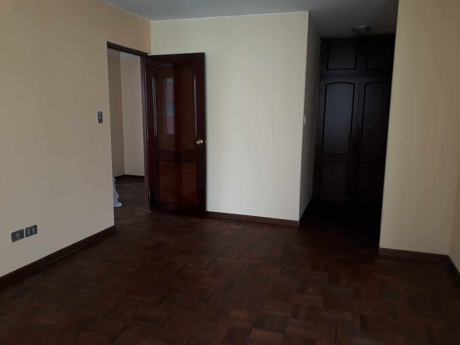 Avenida Argentina. Edificio Argentina. Al frente