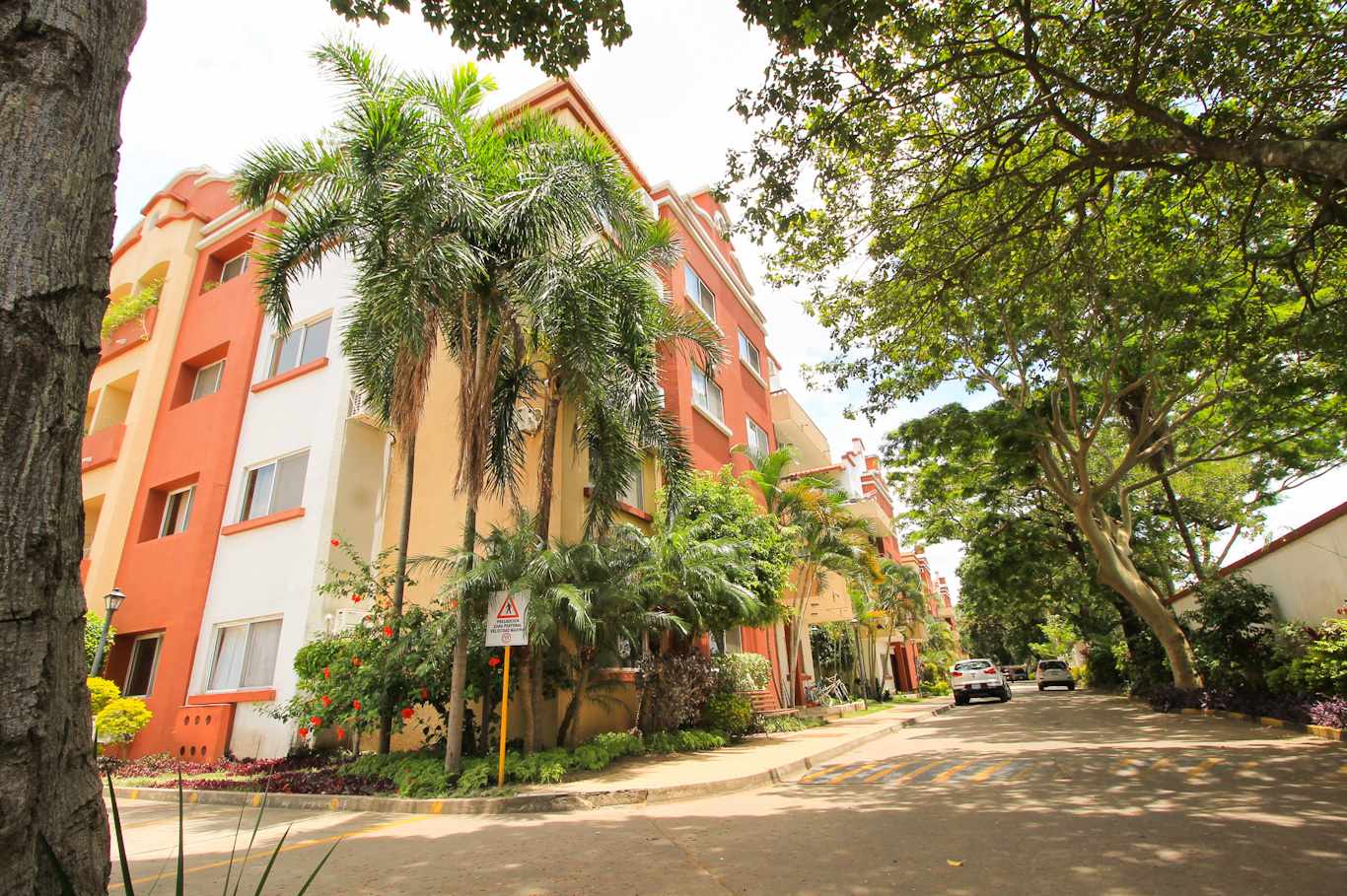 Departamento en VentaAV. BANZER CONDOMINIO SAN DIEGO  Foto 3