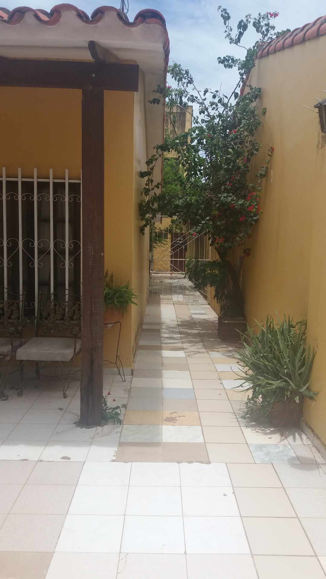 Casa en Entre 6to y 7mo anillo Sur en Santa Cruz de la Sierra  5 baños 2 parqueos Foto 5