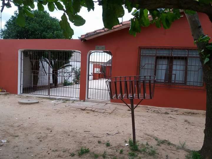 Casa en Entre 5to y 6to anillo Este en Santa Cruz de la Sierra 5 dormitorios 1 baños 2 parqueos Foto 3