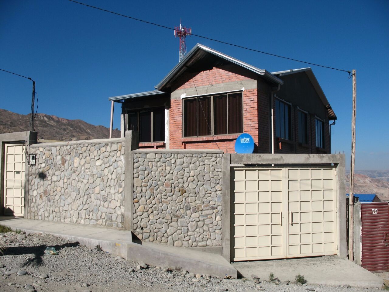 Casa en Cota Cota en La Paz 4 dormitorios 3 baños 2 parqueos Foto 1