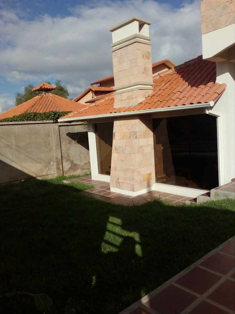 Casa en VentaZona Condebamba, proximo Av. Circunvalacion y Beijing 3 dormitorios 5 baños 2 parqueos Foto 1