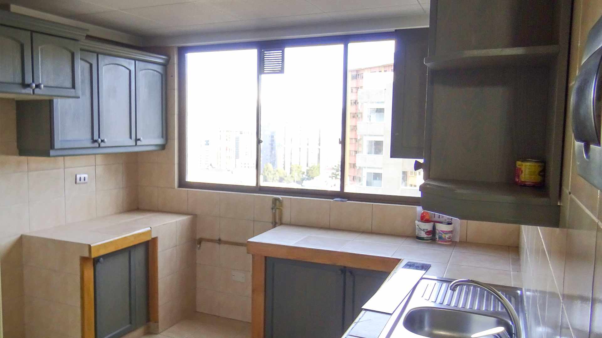 Departamento Av. Ecuador, entre Fernando Guachalla y Rosendo Gutiérrez, a unos pasos del mercado Sopocachi. Foto 4