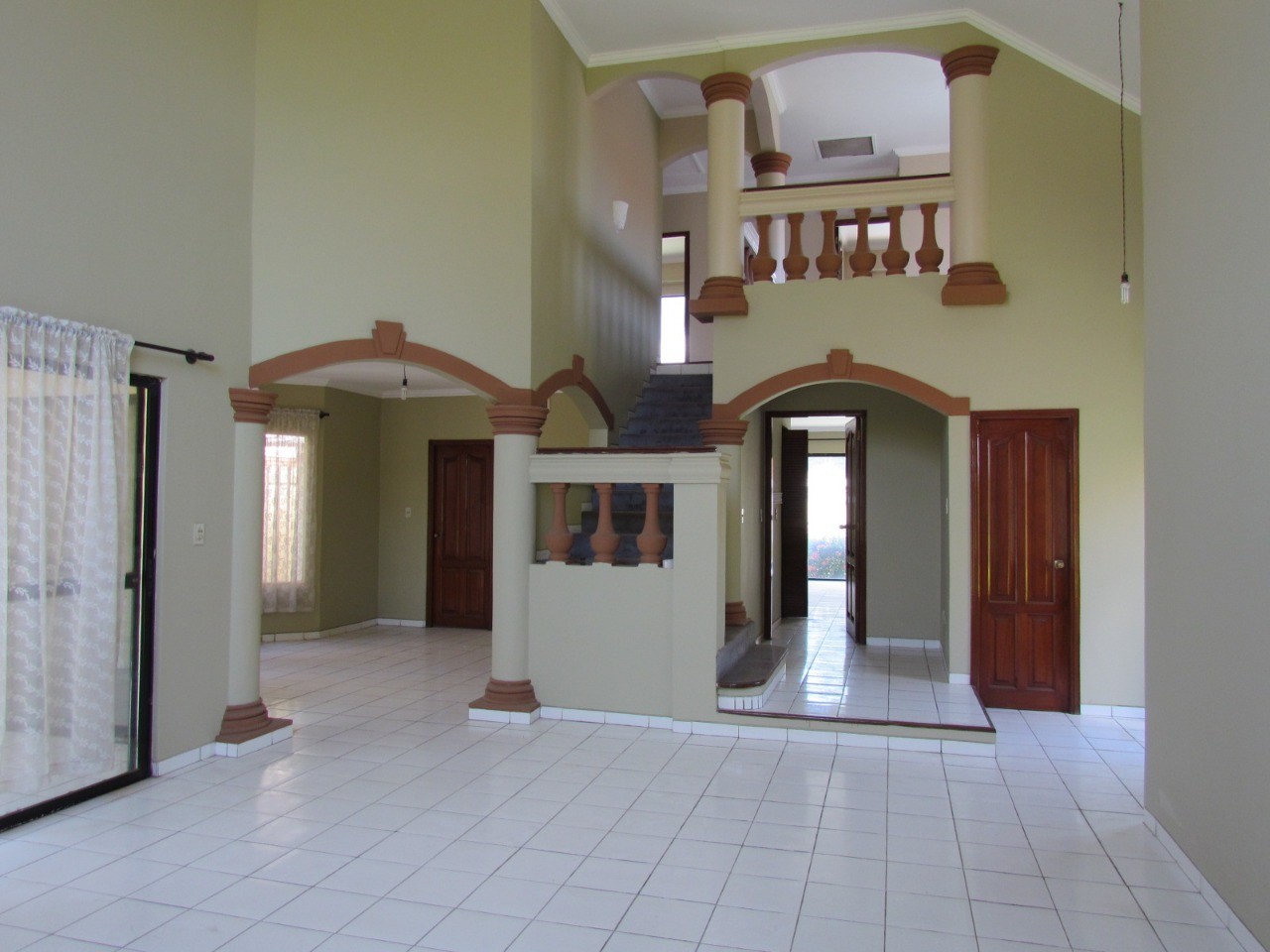 Casa en Entre 4to y 5to anillo Sur en Santa Cruz de la Sierra 4 dormitorios 4 baños 2 parqueos Foto 24