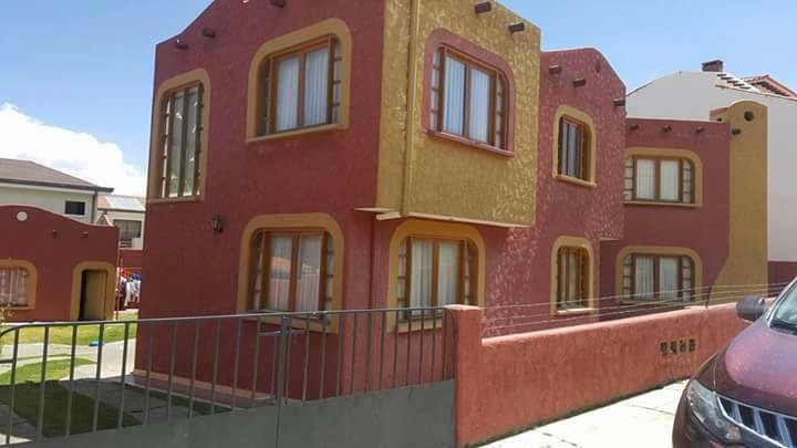 Casa en Achumani en La Paz 3 dormitorios 3 baños 4 parqueos Foto 2