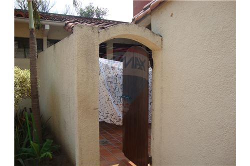 Casa en Entre 3er y 4to anillo Este en Santa Cruz de la Sierra 10 dormitorios 4 baños 1 parqueos Foto 3