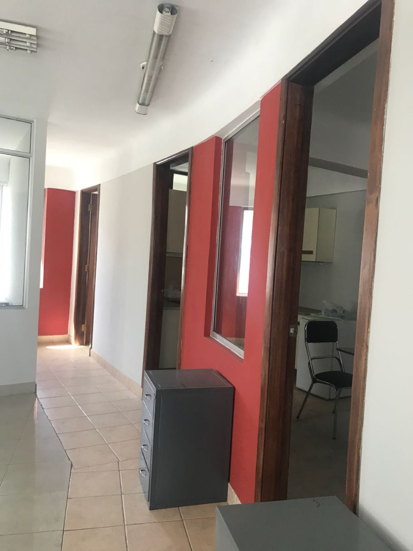 Oficina en Miraflores en La Paz 7 dormitorios 3 baños  Foto 3