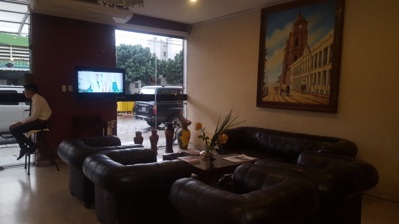 Edificio en VentaEN VENTA Hotel con ALTO FLUJO de huéspedes Calle Florida a 1/2 cuadra de la Av. Cañoto  62 dormitorios 70 baños 30 parqueos Foto 20