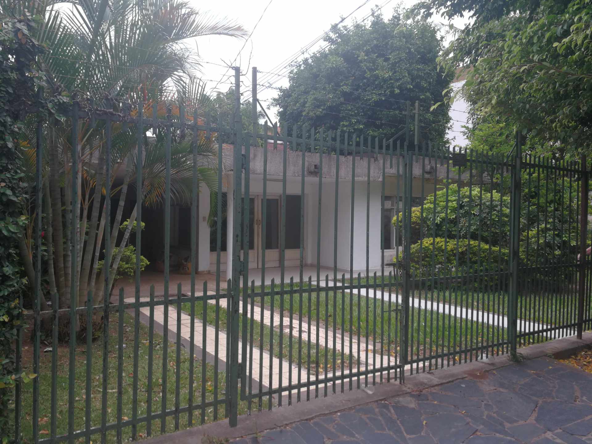 Casa en AlquilerAV. LOS CUSIS 3 dormitorios 2 baños 3 parqueos Foto 2