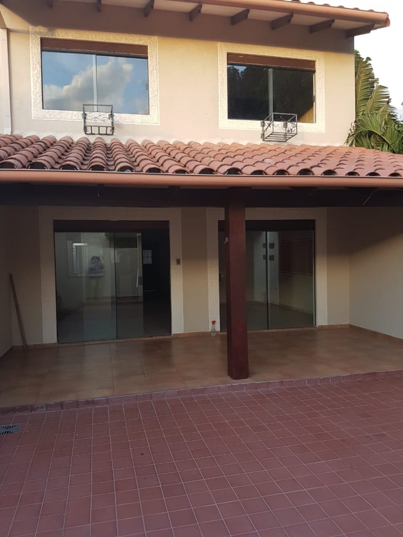 Casa en AlquilerEn alquiler casa independiente zona sur av. El trompillo 2do anillo  3 dormitorios 2 baños 2 parqueos Foto 1