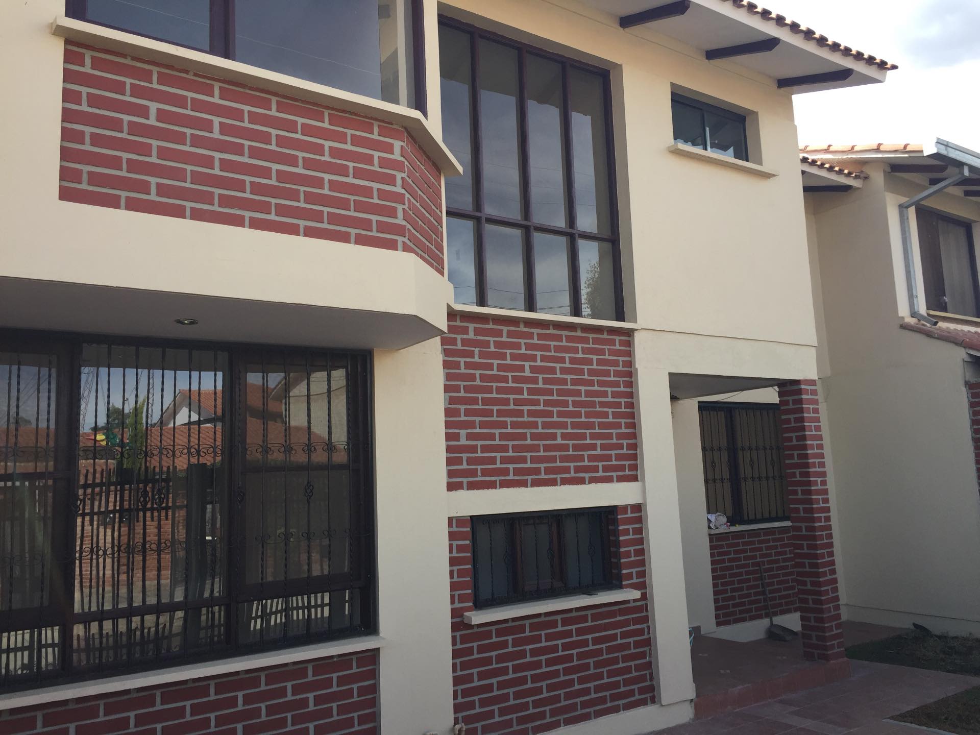 Casa en VentaZona Quintanilla Urb.Los Pinos Chacacollo calle 3 #43 5 dormitorios 4 baños 1 parqueos Foto 1