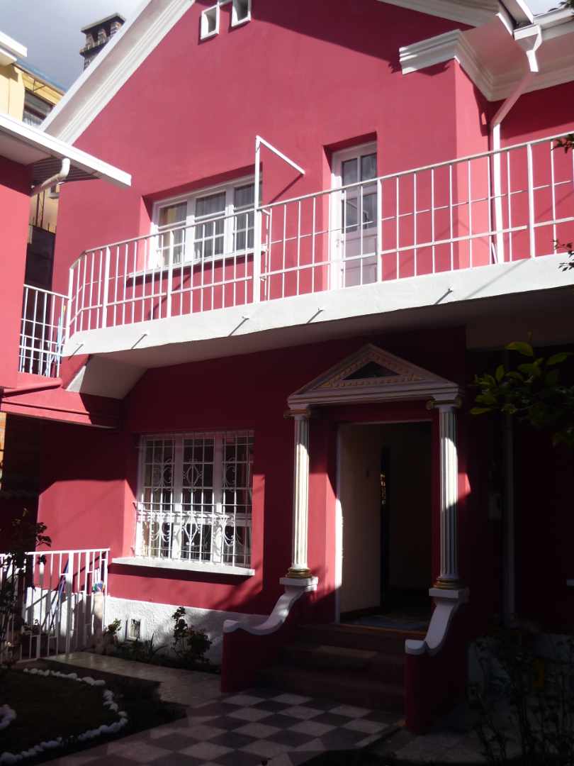 Casa en AlquilerMiraflores monumento busch 3 dormitorios 3 baños 2 parqueos Foto 1