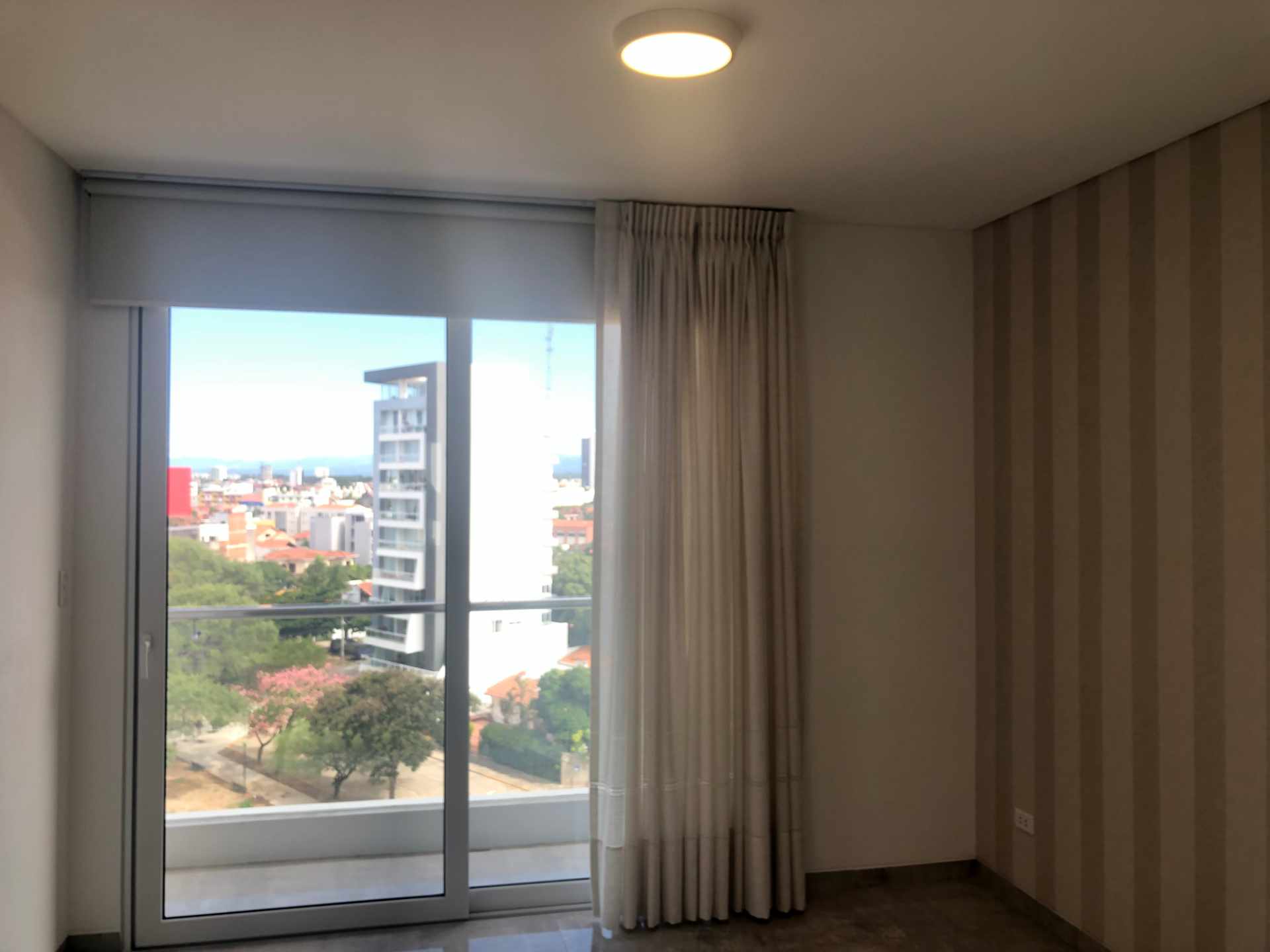 Departamento Condominio Condado 4 [Equipetrol, a lado del Colegio Alemán], Departamento a estrenar de lujo en alquiler de 2 suites + 1 parqueo techado. [1000$us., expensas incluidas] Foto 10