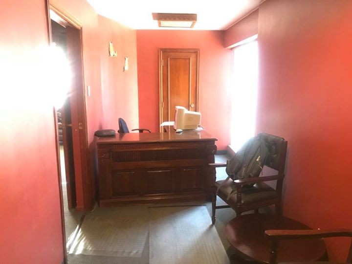 Oficina en VentaEdificio Handal entre Av. Mariscal Santa Cruz y Socabaya. 6 dormitorios 1 baños  Foto 3