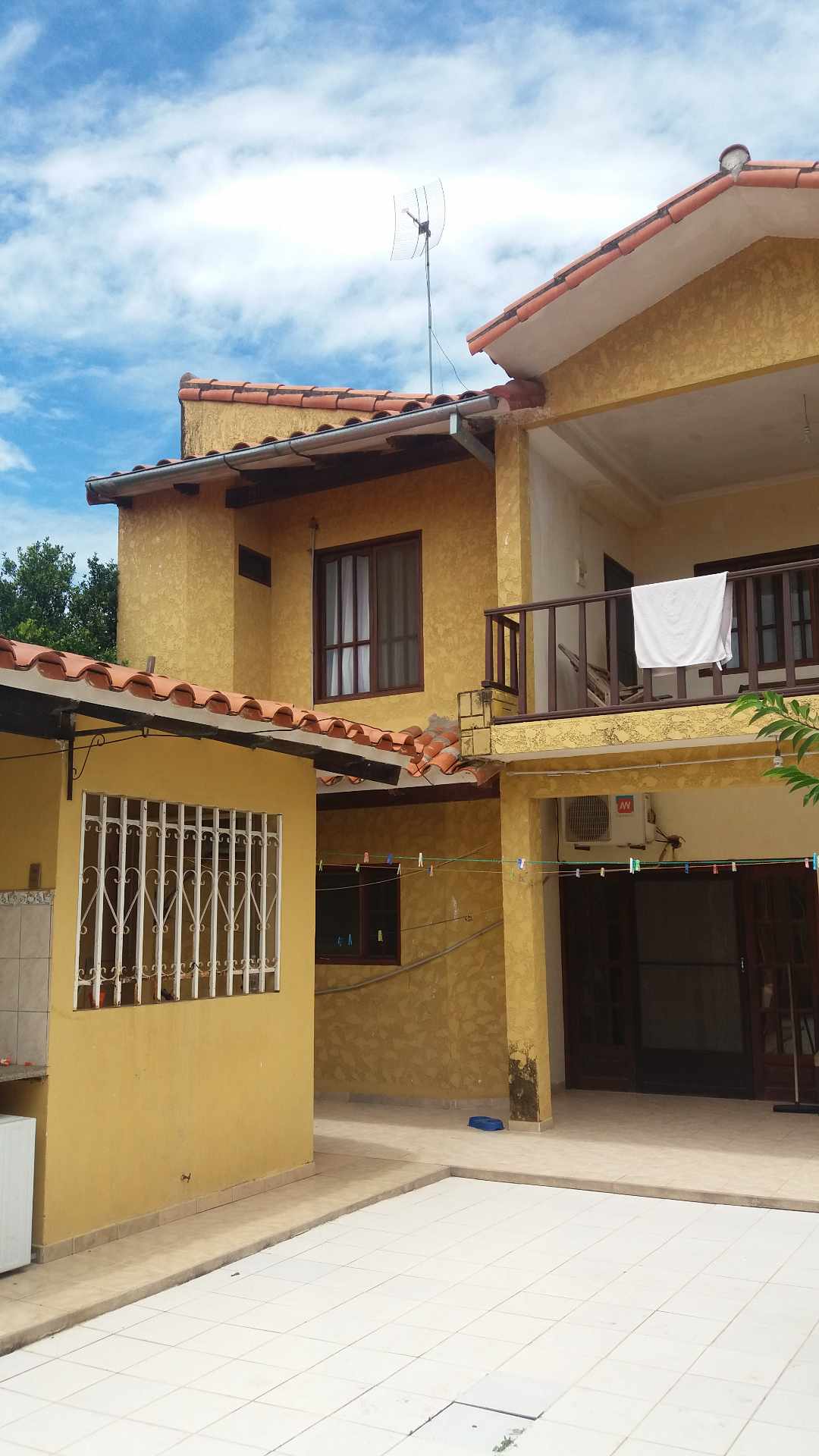 Casa en Entre 6to y 7mo anillo Sur en Santa Cruz de la Sierra  5 baños 2 parqueos Foto 3