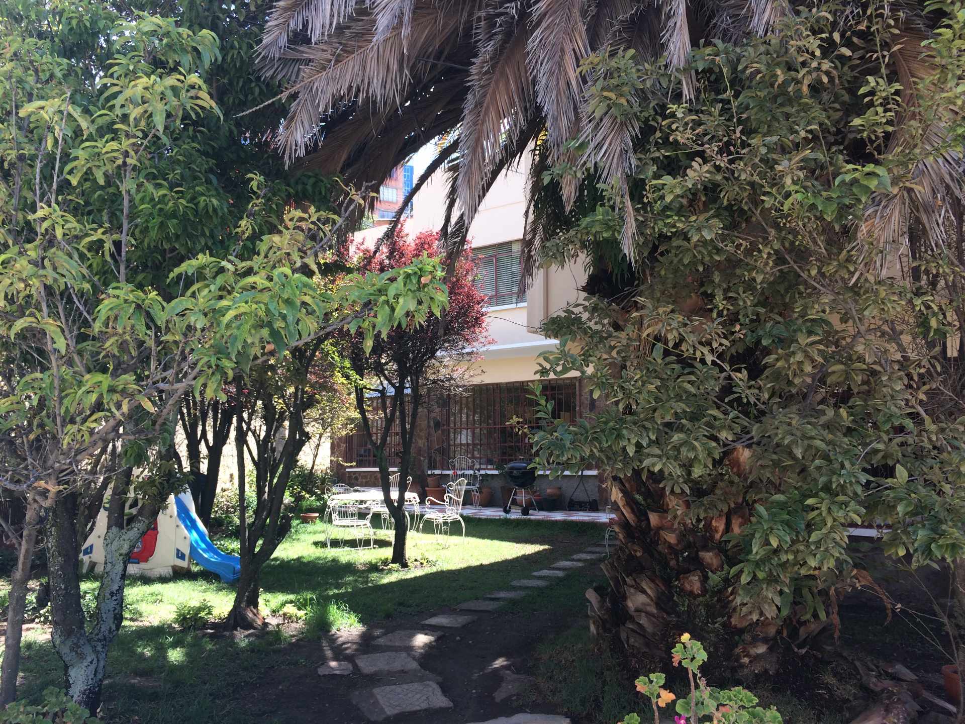 Casa en Obrajes en La Paz 6 dormitorios 4 baños 1 parqueos Foto 2
