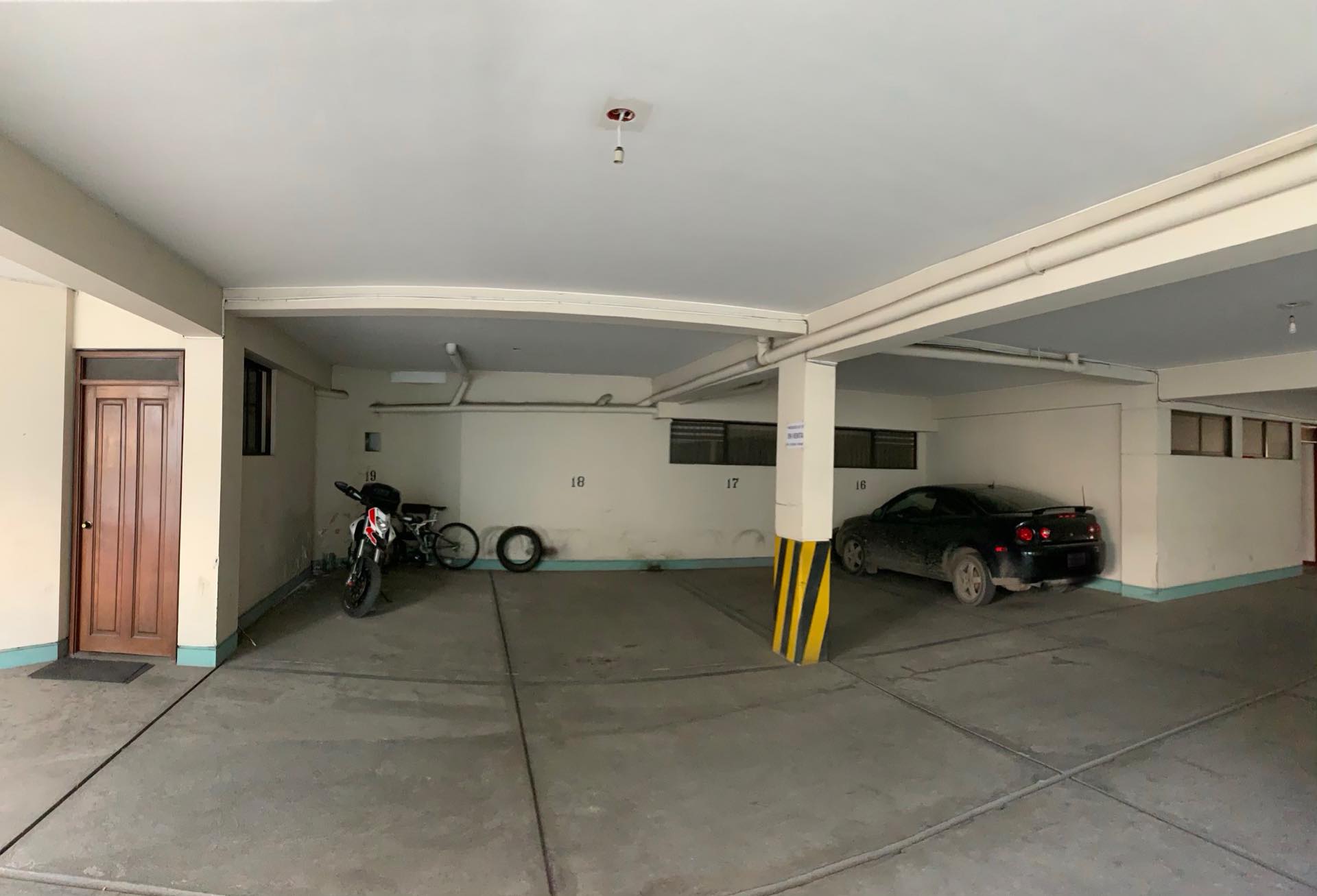 Parqueo Cotacota, calle 28 Edificio El Lago Foto 1