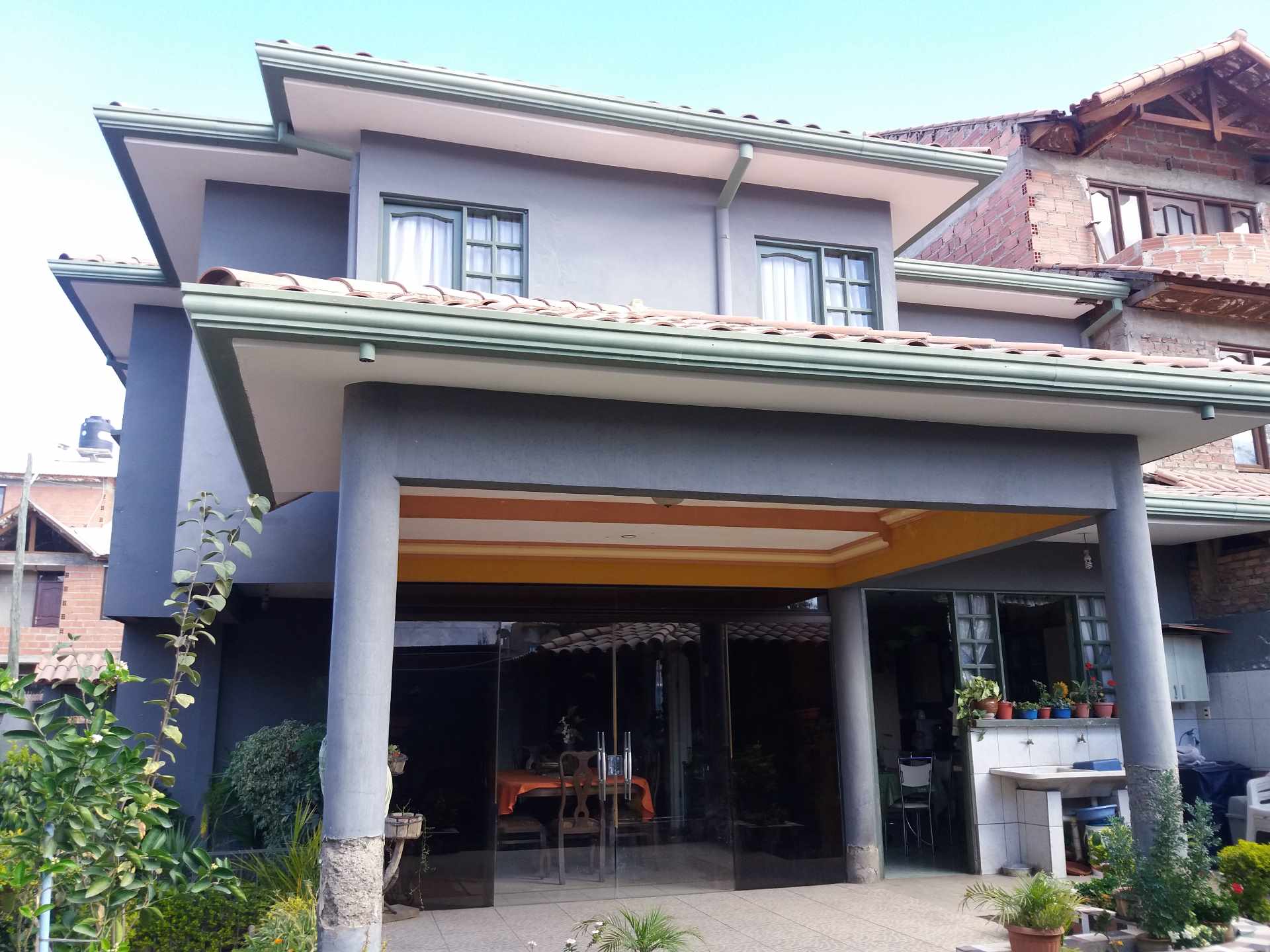 Casa en Quillacollo en Cochabamba 4 dormitorios 3 baños 3 parqueos Foto 1
