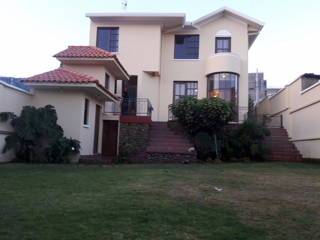 Casa en Aranjuez en Cochabamba 4 dormitorios 4 baños 2 parqueos Foto 1