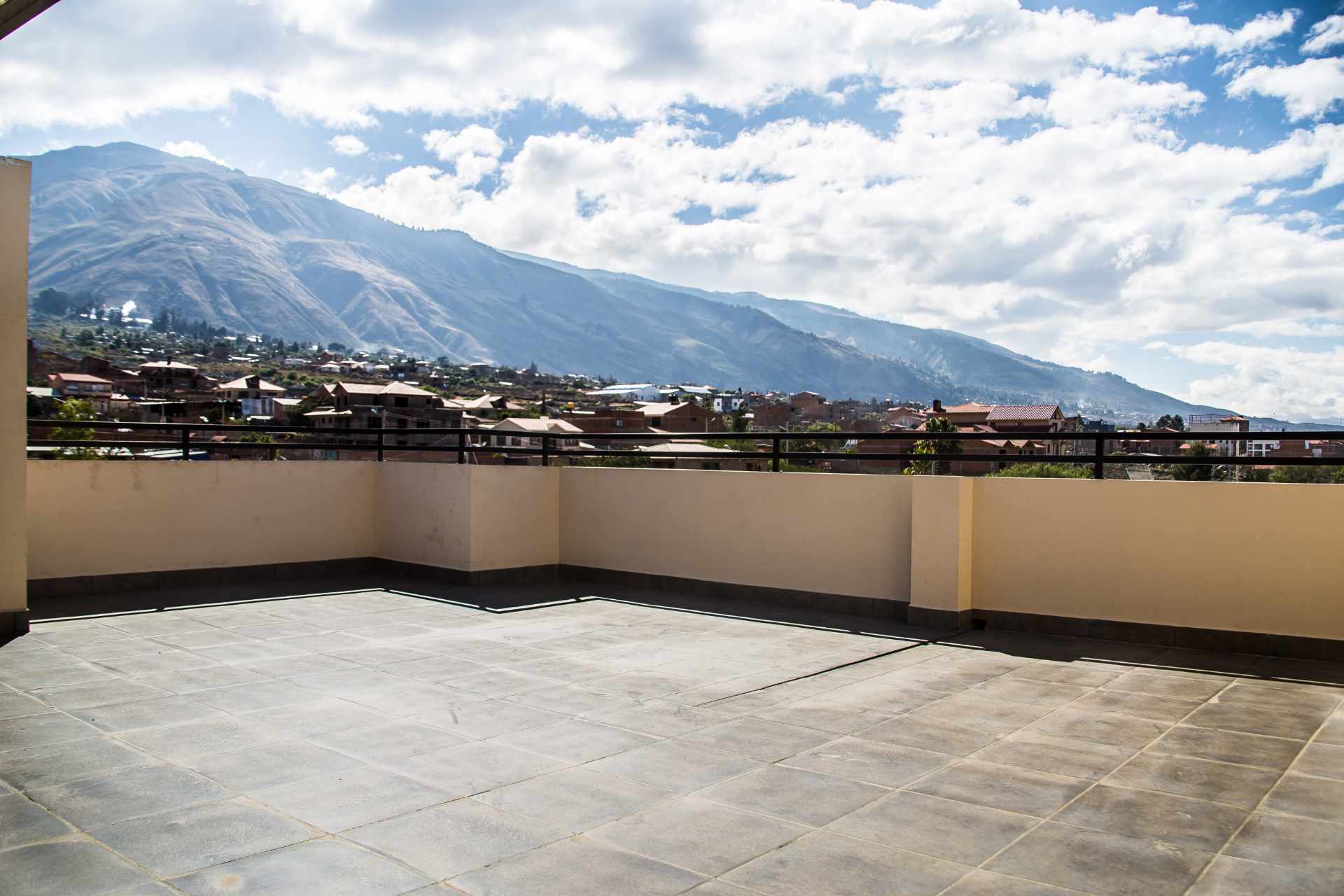 Casa en Tiquipaya en Cochabamba 3 dormitorios 4 baños 2 parqueos Foto 5