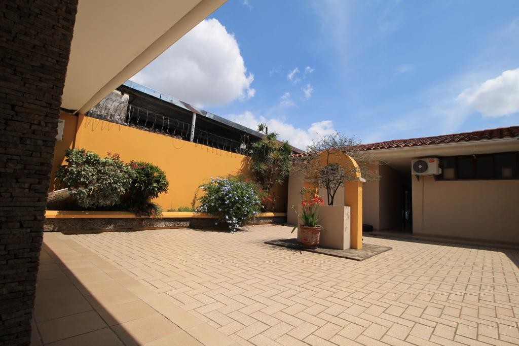 Casa en VentaSobre la calle Suarez Arana, entre la calle Barrón y Av. Uruguay a 60 mts. del 1er anillo. 5 dormitorios 5 baños  Foto 8