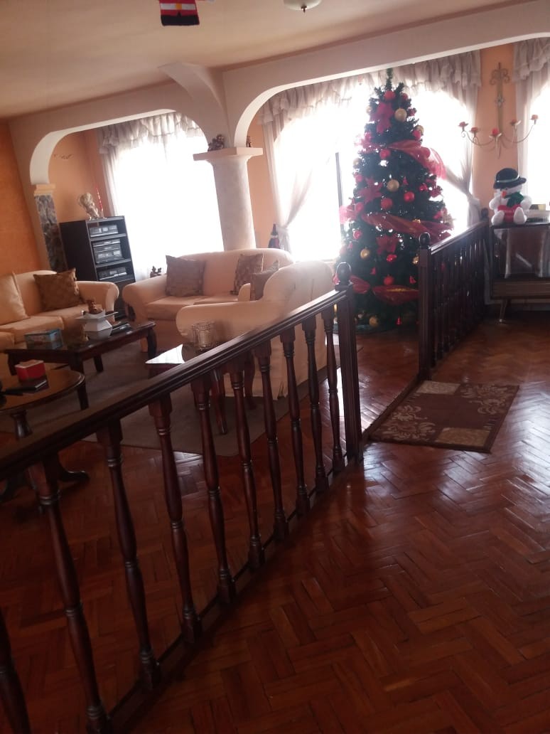 Casa en VentaCalle Teniente Oquendo a una cuadra de la Avenida Peru Foto 4