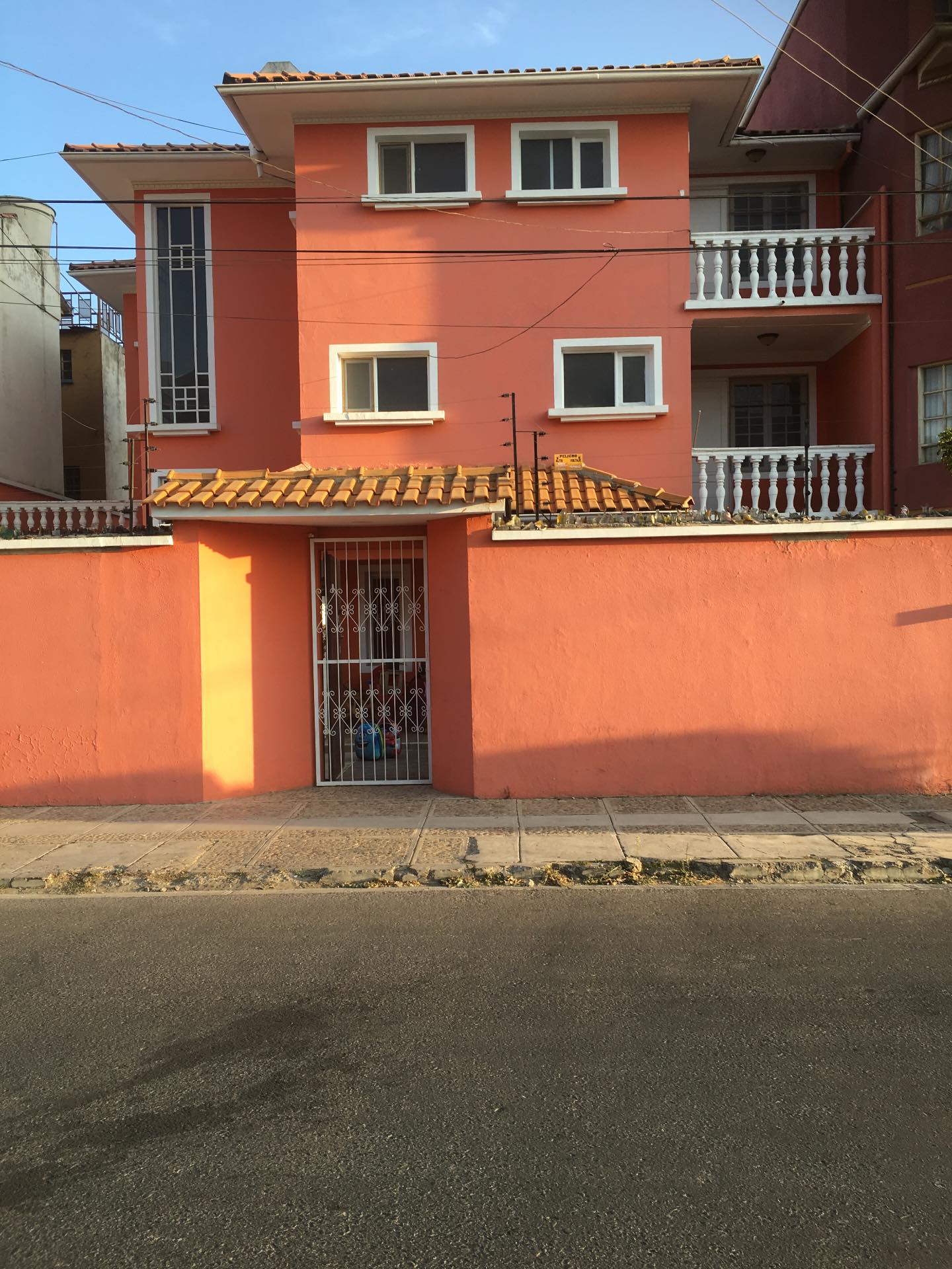 Casa en Cala Cala en Cochabamba 10 dormitorios 9 baños 3 parqueos Foto 1