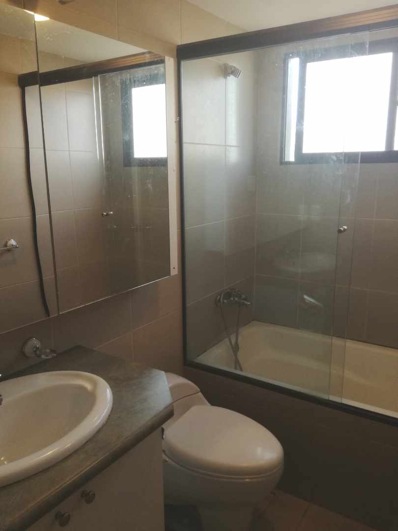 Departamento en AlquilerAv. Monseñor Quiroz 3 dormitorios 3 baños 1 parqueos Foto 2