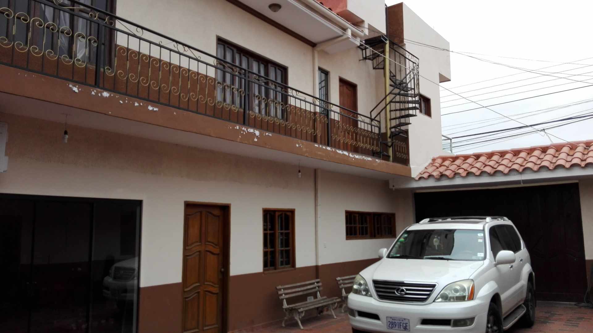 Casa en VentaBarrio Foianini, entre AV. 3 pasos al frente y AV. Carmelo Ortiz, entre 3er y 4to anillo. 5 dormitorios 5 baños 5 parqueos Foto 2