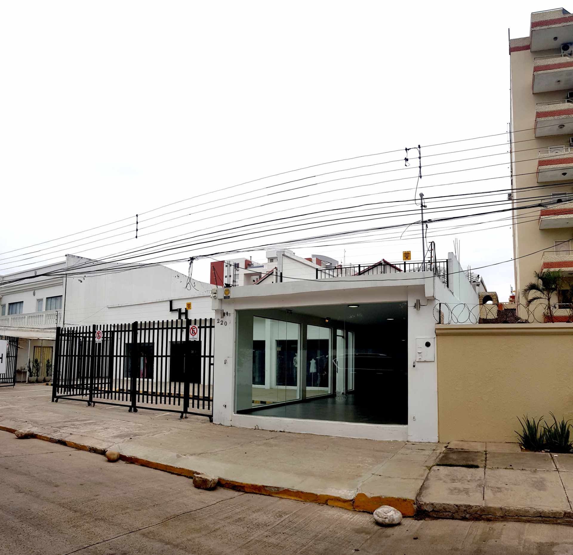 Local comercial AV. BENI -  A 1 CUADRA DEL 2do ANILLO Foto 3