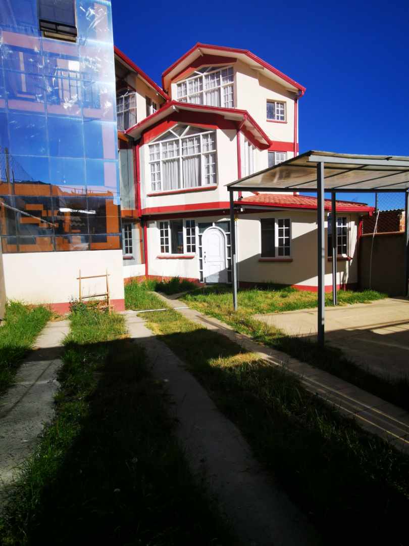 Casa en Achumani en La Paz 9 dormitorios 5 baños 3 parqueos Foto 2