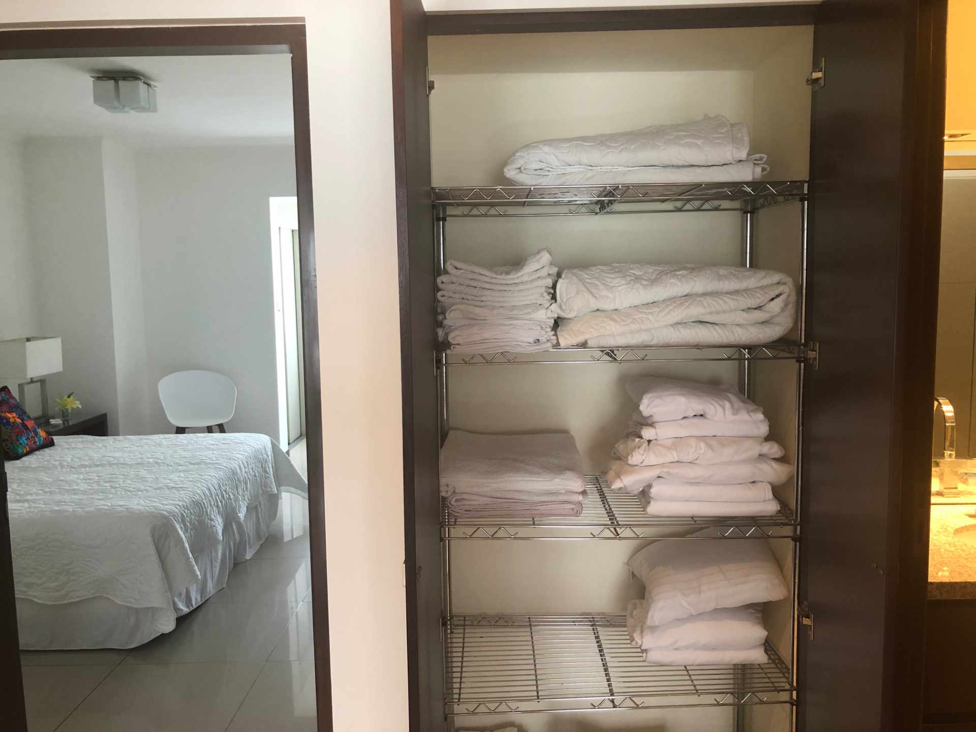Casa Condominio Ciudad Real [Av. Busch, 3er. Anillo Interno], Penthouse amoblado en alquiler de 3 plantas, 3 dormitorios, dependencias y 2 parqueos techados. [1600$us., expensas incluidas]  Foto 12