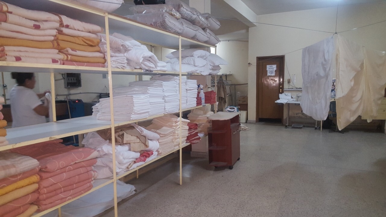 Edificio en VentaEN VENTA Hotel con ALTO FLUJO de huéspedes Calle Florida a 1/2 cuadra de la Av. Cañoto  62 dormitorios 70 baños 30 parqueos Foto 3