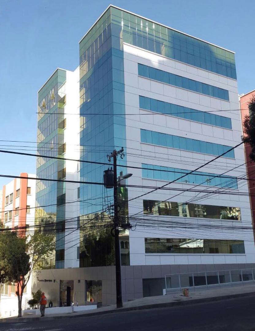 Oficina en VentaAv. Héctor Ormachea esquina calle 6 de Obrajes, Edificio Torre CES Foto 2