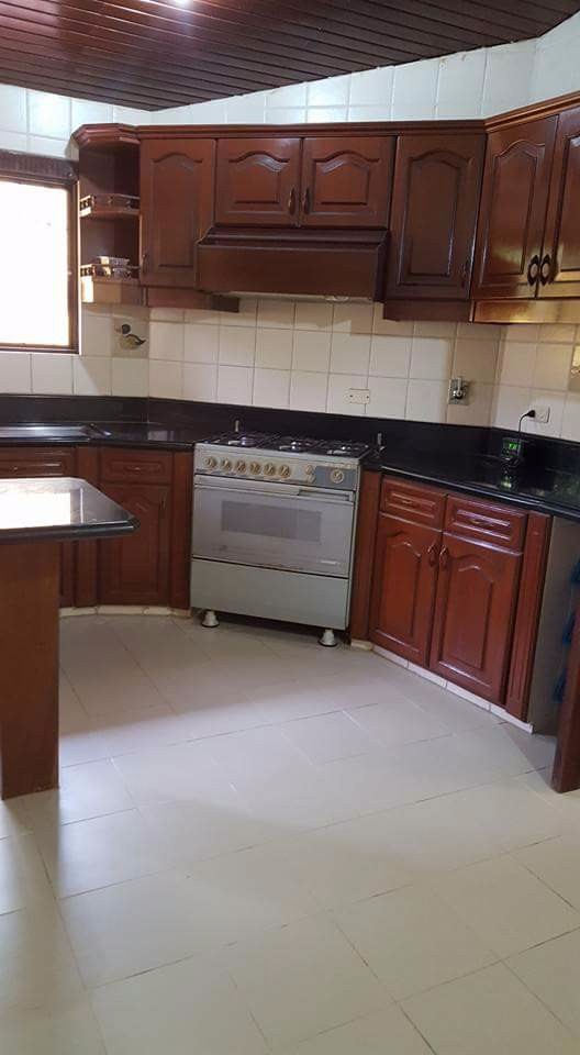 Casa en Entre 5to y 6to anillo Sur en Santa Cruz de la Sierra  3 baños 3 parqueos Foto 3