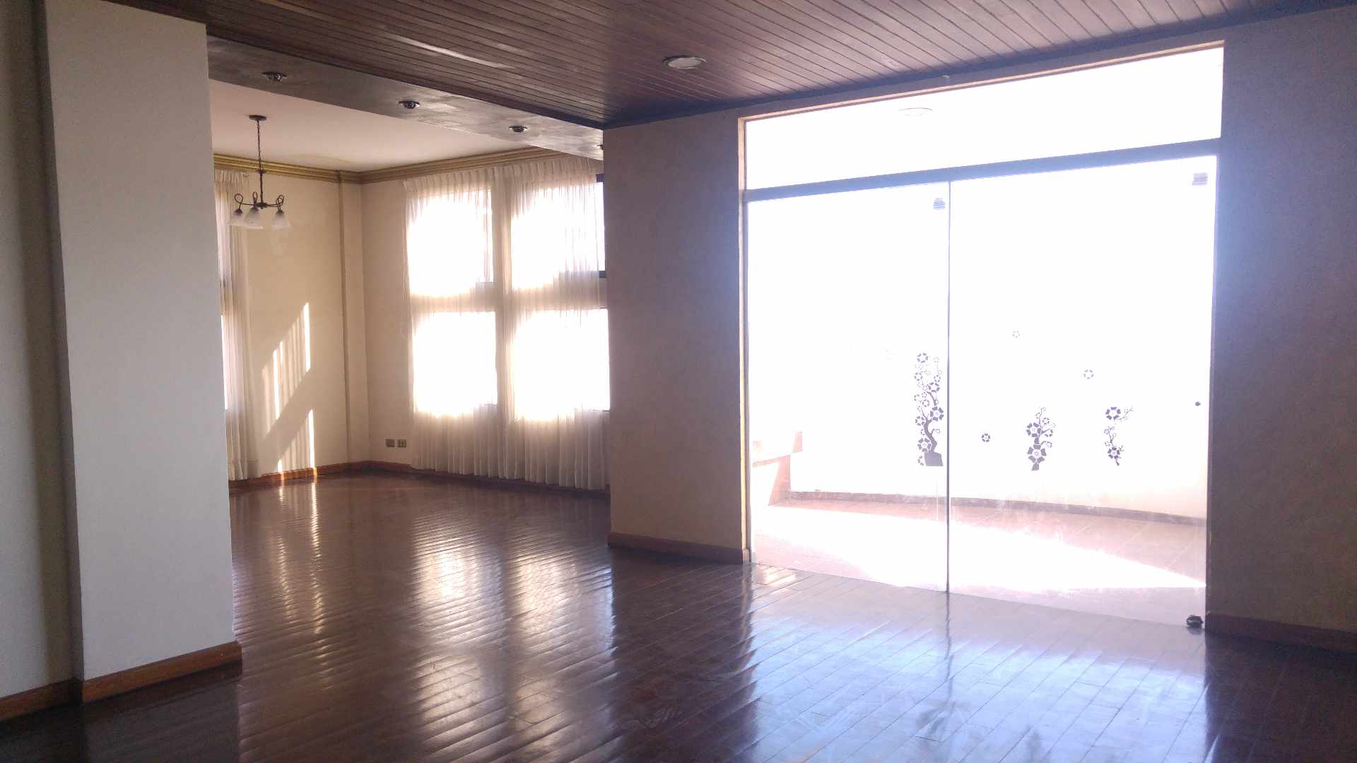 Departamento en Queru Queru en Cochabamba 4 dormitorios 3 baños 1 parqueos Foto 2
