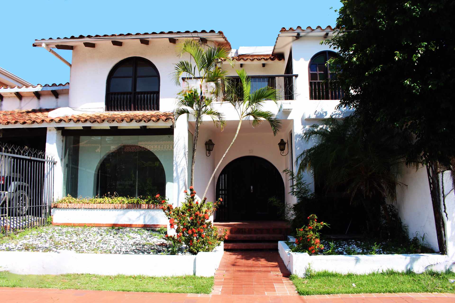 Casa Zona Equipetrol entre 2do y 3er anillo Av. San Martín calle 9 Foto 1