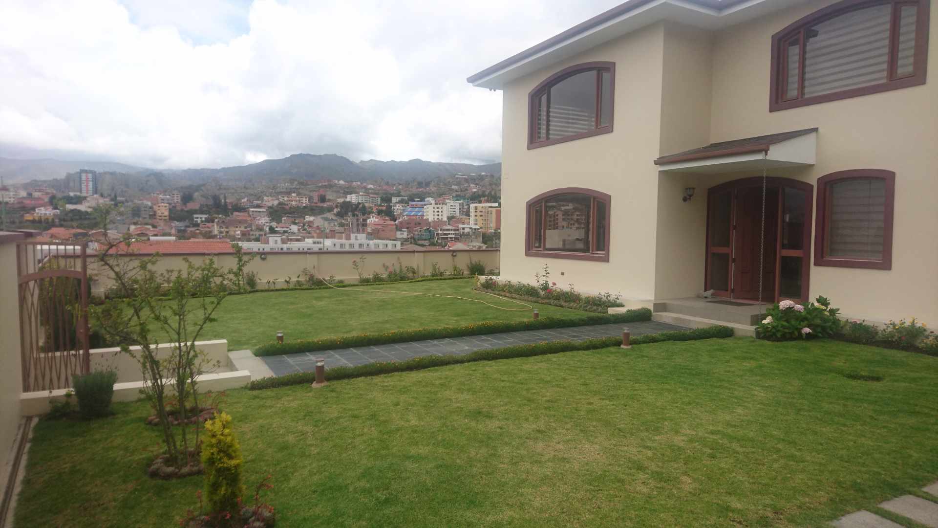 Casa en Los Pinos en La Paz 3 dormitorios 4 baños 8 parqueos Foto 1