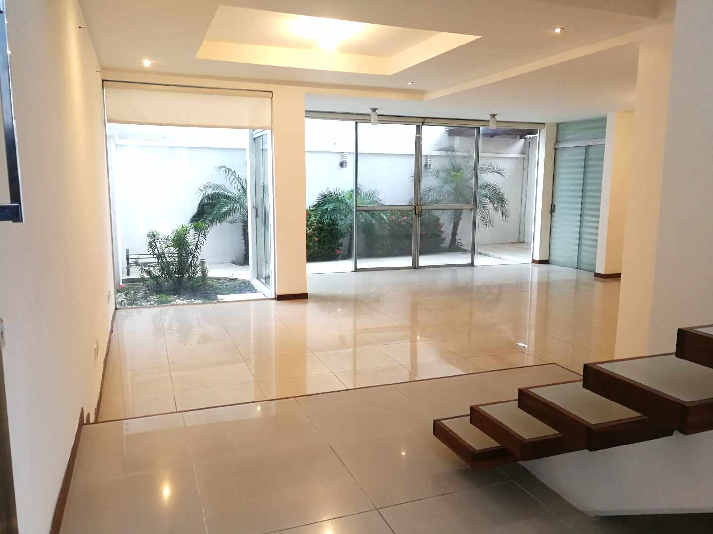 Casa en VentaAv. Banzer entre 2do y 3er Anillo Condominio El Campanario sobre Av. Los Cuisis 4 dormitorios 6 baños 2 parqueos Foto 1